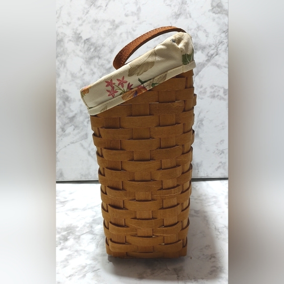 2006 Longaberger med wall pocket basket w/ plastic liner and fabric liner - Picture 4 of 15